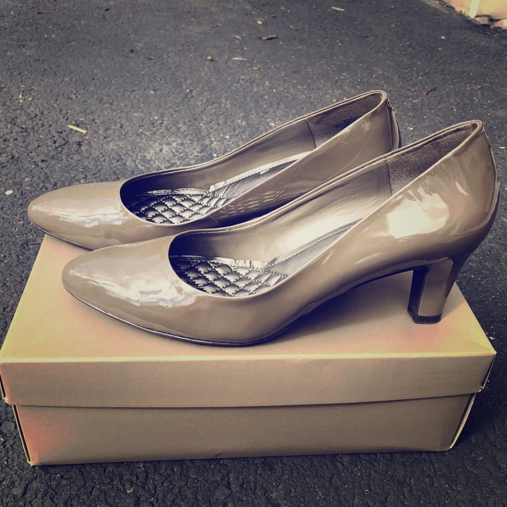 Easy spirit silver pumps